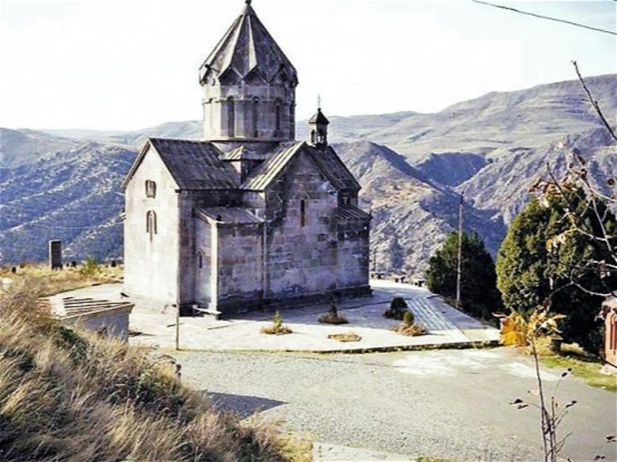 Bu gün ermənilər Laçındakı kilsəyə toplanacaq 