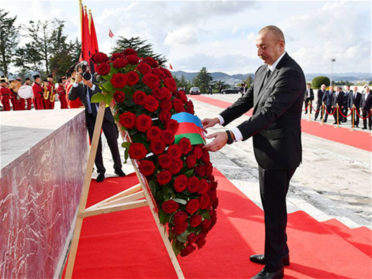 Prezident "Mother Albaniya" abidəsini ziyarət etdi 