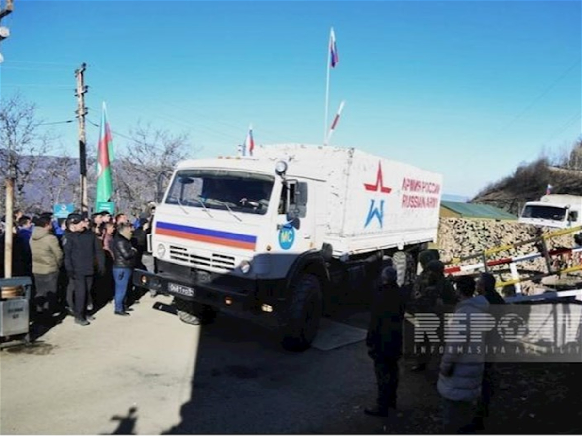 Aksiya iştirakçıları sülhməramlıların birinin ailə üzvlərinin keçidinə 