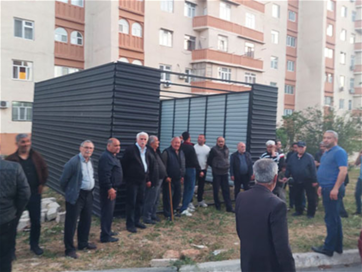 Qazilər sakinlərin həyətində qanunsuz "moyka" tikir? 
