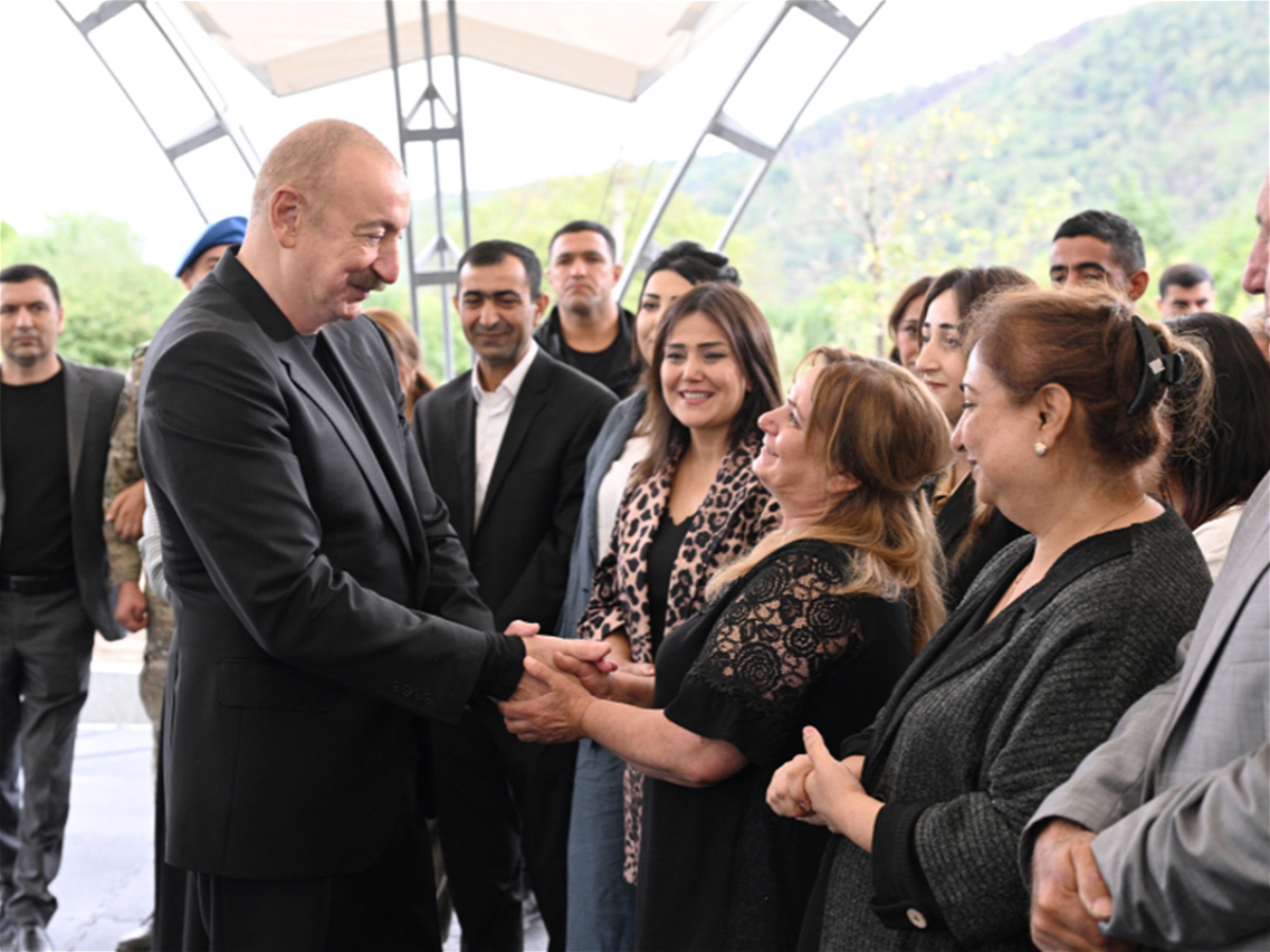 Prezident Xocalı sakinləri ilə 