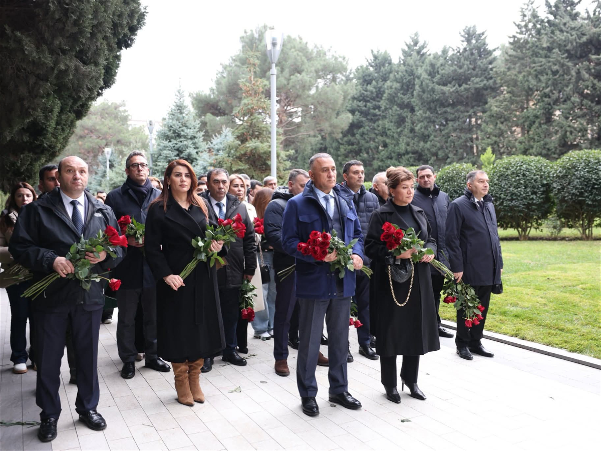 "Veysəloğlu" Şirkətlər Qrupu Fəxri Xiyabanda Ümummilli Liderin məzarını zyarət edib 