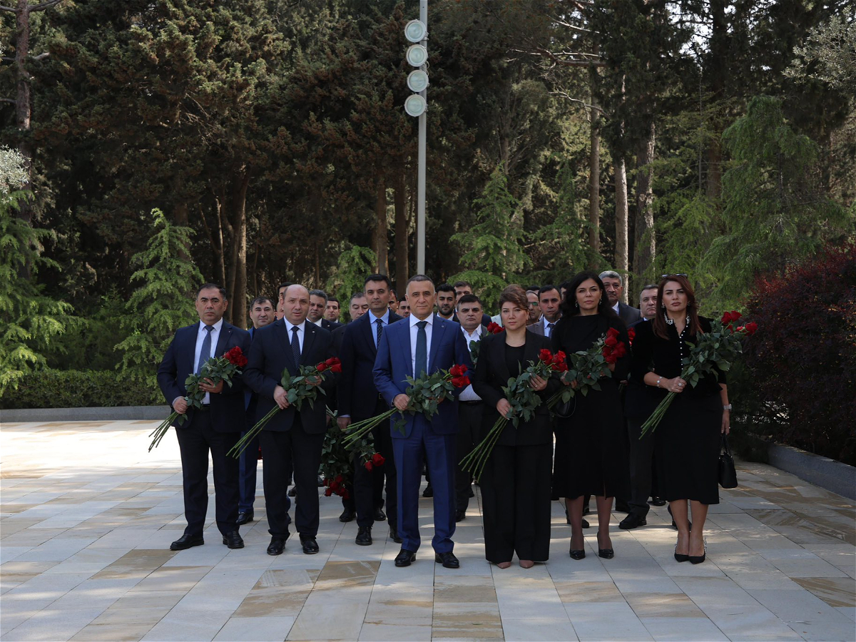 Veysəloğlu Şirkətlər Qrupunun rəhbər heyəti Fəxri xiyabanda Ümummilli Liderin xatirəsini anıb 
