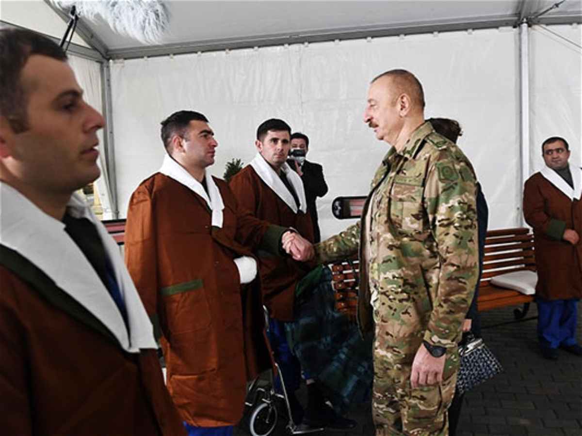 "Maskalarınızı çıxarın, qoy sizi hamı görsün" 