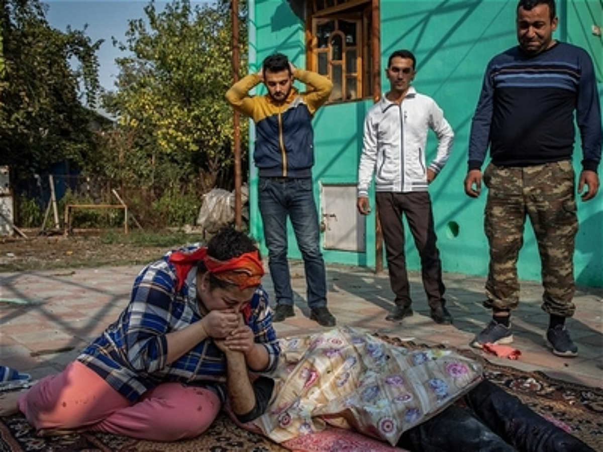 “Şəhid qardaşının əlini öpən bacı” ilin ABŞ-da fotosu seçildi 