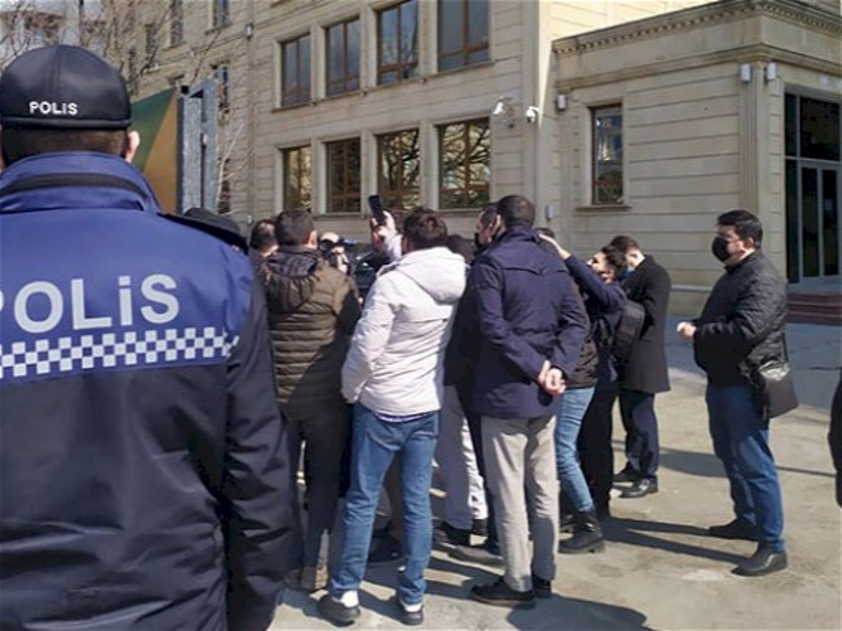 Gömrük Komitəsinin qarşısında aksiya: Səfər Mehdiyevə qarşı etirazlar başladı 