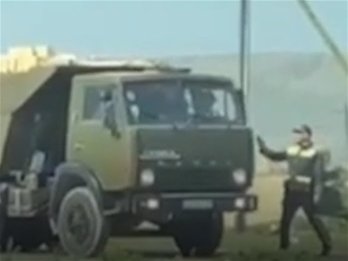 Yol polisi "Kamaz" sürücüsündən rüşvəti belə aldı 