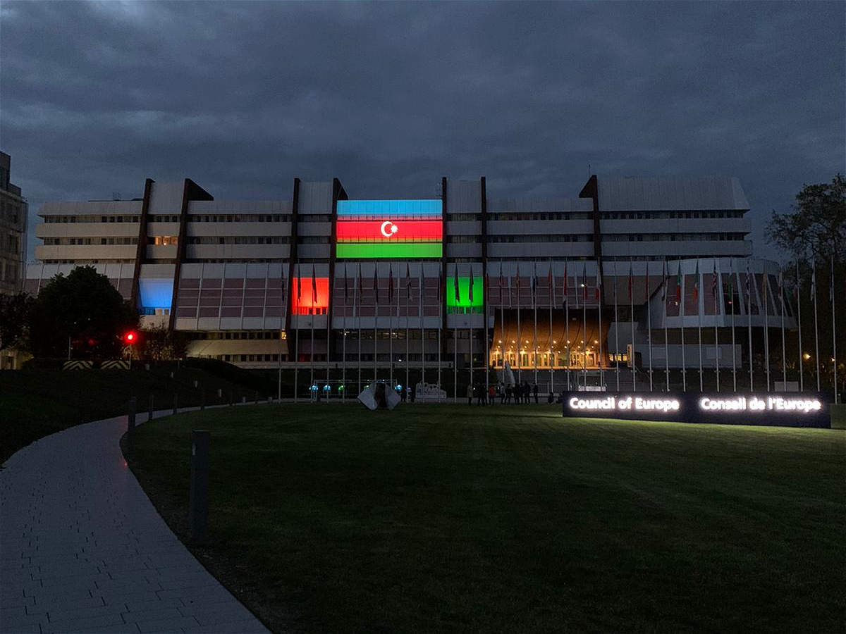 Avropa Şurasının baş qərargahı Azərbaycan bayrağının rəngləri ilə işıqlandırıldı 