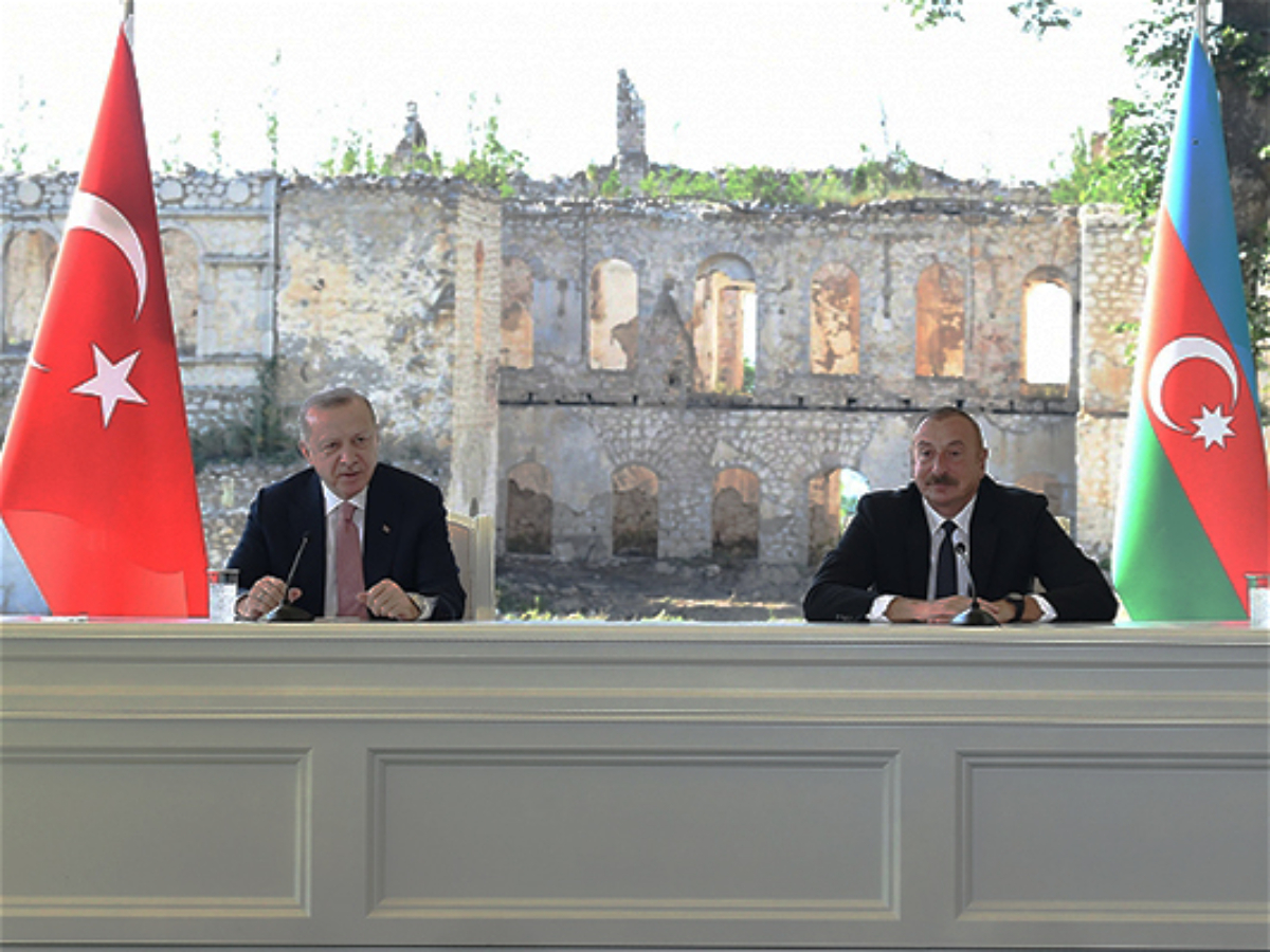 Şuşa bəyannaməsi bu tarixi binanın dağıntıları fonunda 