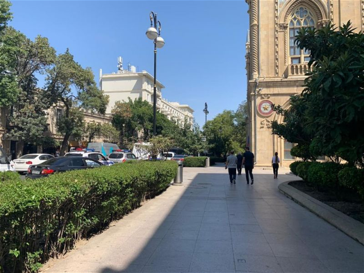 Polis və hərbi maşınlar AMEA Rəyasət Heyəti binasını dövriyyəyə aldı 