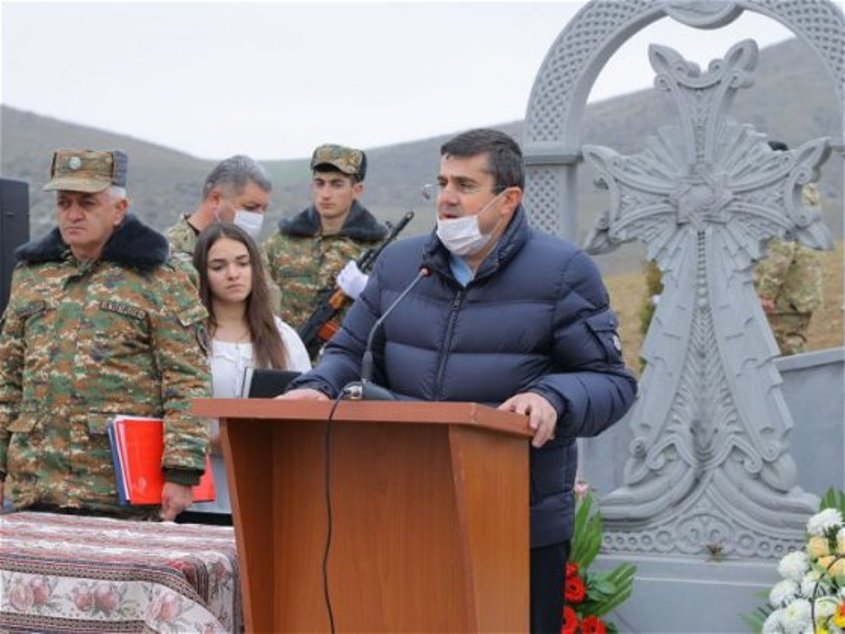 İnterpolla aradığımız Araik Xocavənddə işğalçı hərbçilərinə xaç abidəsi qoydurdu... 