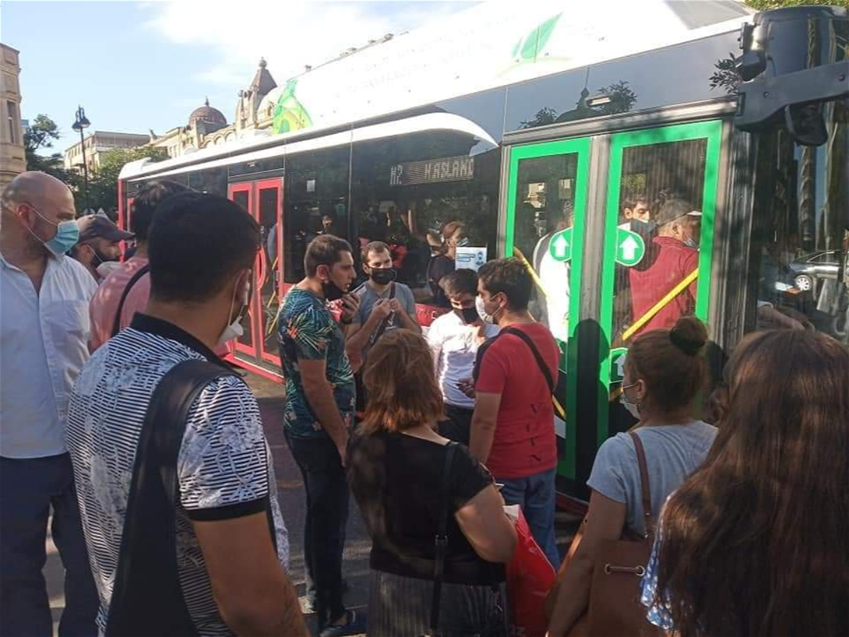 Metro işləmir, avtobuslarda isə sıxlıq yaşanır