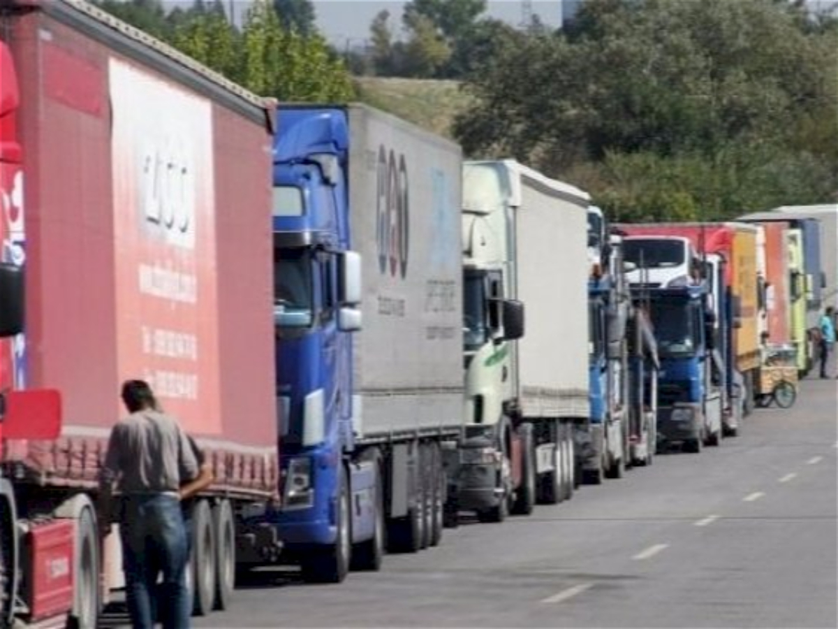 Rusiya Ermənistan TIR-larını sərhəddən buraxmır 