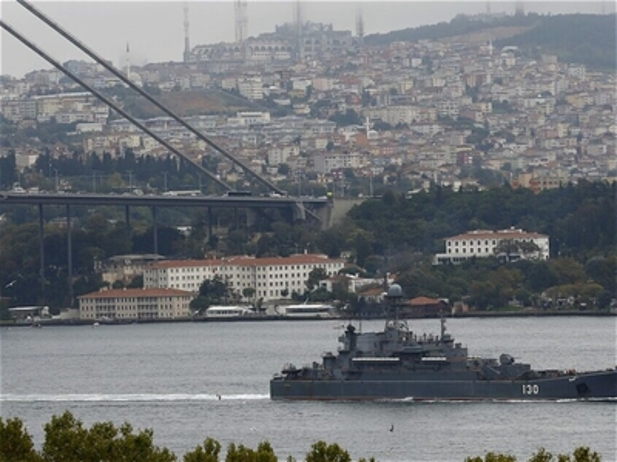 Türkiyə İstanbul boğazlarını Rusiya gəmilərinə bağlayır 