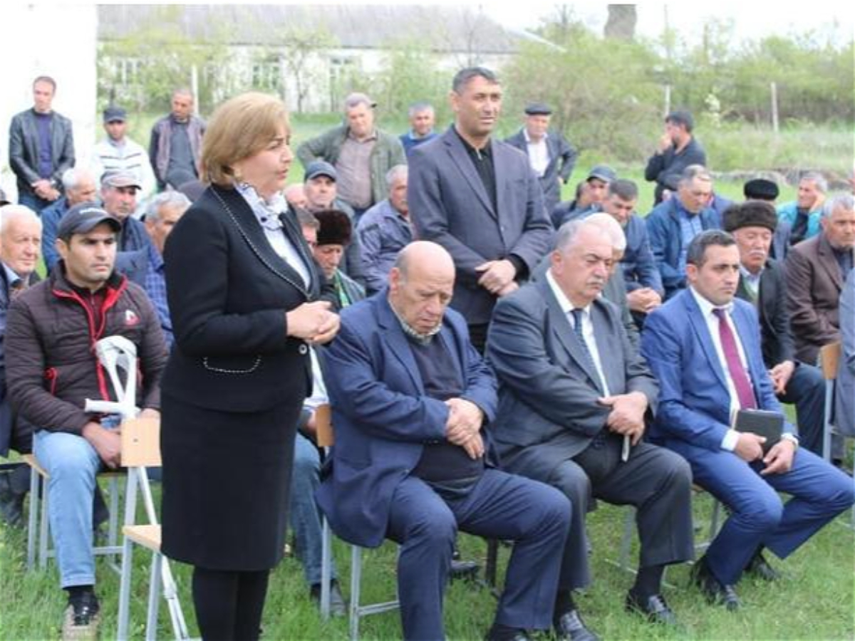 İcra başçısının vətəndaşlarla keçirdiyi qəbulda məmurlar mürgülədi 